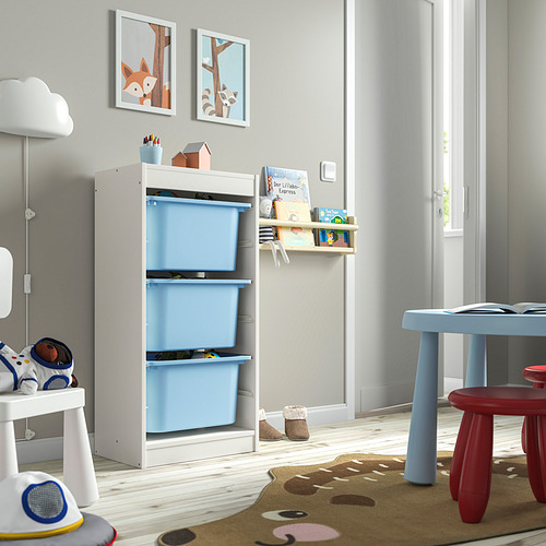 Habitación para niños con almacenamiento TROFAST, contenedores azules, estampados de bosques, cerca de una ventana.