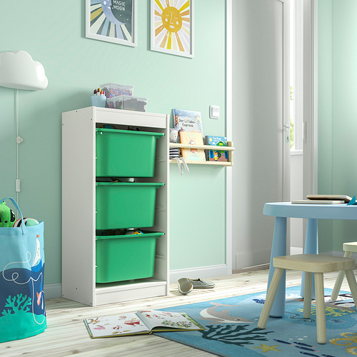 Habitación para niños con almacenamiento TROFAST, mesa azul, alfombra colorida y arte de pared.