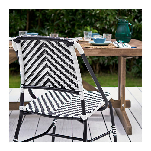 Silla de exterior, VASSHOLMEN, ratán tejido en blanco y negro, resistente a la intemperie, elegante diseño de bistró, mesa rústica, jardín.
