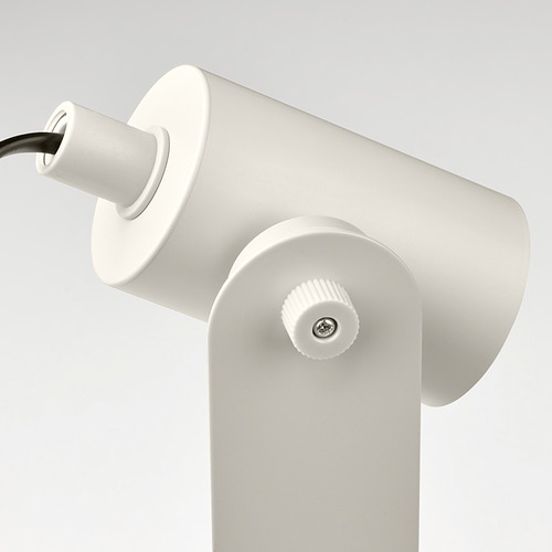 Moderna lámpara de escritorio blanca con luz orientable, que muestra diseño y materiales de calidad.