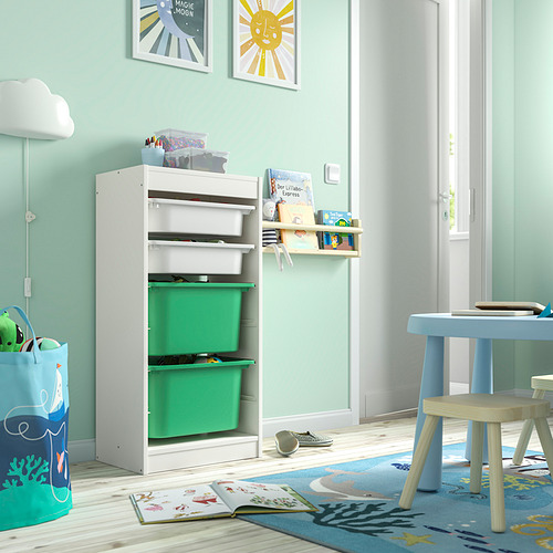 Luminosa habitación infantil con trastero blanco TROFAST, papeleras verdes. Incluye mesa baja, alfombra colorida y arte de pared.