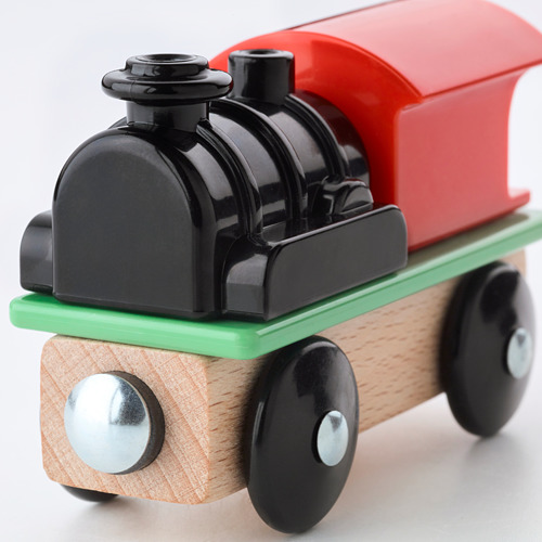 Tren de juguete con motor negro, carga roja, base verde y ruedas de madera. Materiales de alta calidad, diseño detallado.