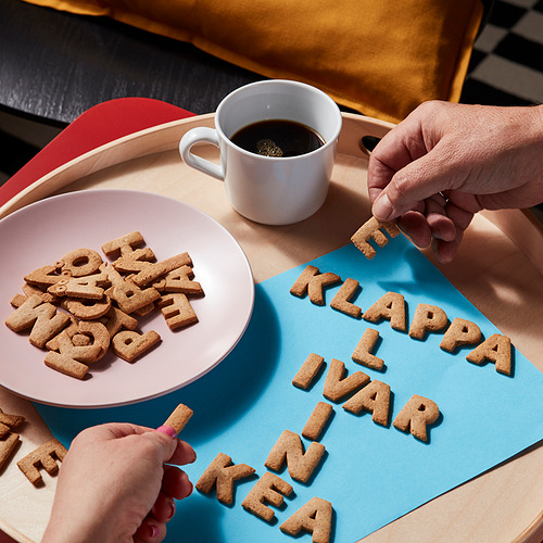 Ortografía klappa ivan keä con cookies. Más galletas y café cerca.