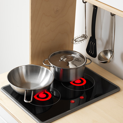 Cocina de juego con estufa, ollas, tazón, quemadores incandescentes, utensilios de pared.