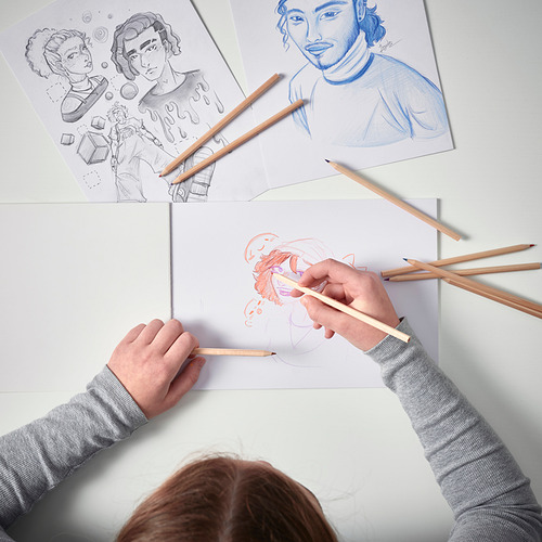 El artista utiliza lápices SOLFÅGEL sobre papel para crear obras de arte detalladas. Varios dibujos terminados y en progreso muestran un rico pigmento y facilidad de uso.