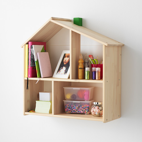Estante de pared en forma de casa, que exhibe libros, fotografías, materiales de manualidades. Forma parte de la serie FLISAT de ikeas.