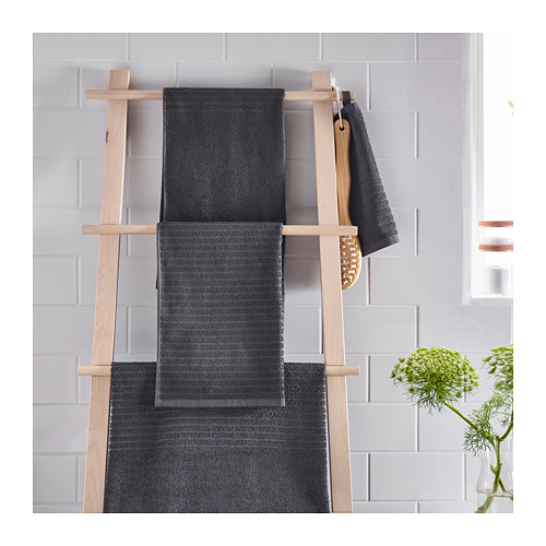 Toallas VÅGSJÖN: 2 de mano, 2 de baño, de algodón suave, acanaladas, sobre perchero de madera.