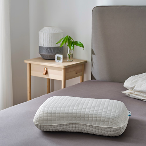 Almohada viscoelástica KLUBBSPORRE en la cama, gris, grande, tapa de gel refrescante.