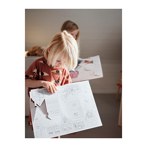 Niño con la elaboración de la plantilla de construcción MÅLA