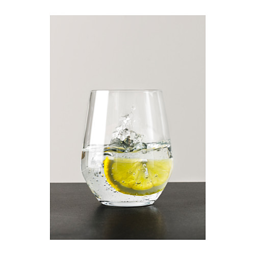 Un vaso transparente y redondo con agua y una rodaja de limón, apto también para el vino tinto.