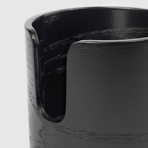 Portatazas negro con abrazadera resistente, acabado liso y recorte frontal ergonómico para facilitar el agarre.