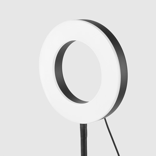 Un anillo de luz elegante y moderno con un soporte ajustable en 360° y un soporte para teléfono para una iluminación y un posicionamiento óptimos.