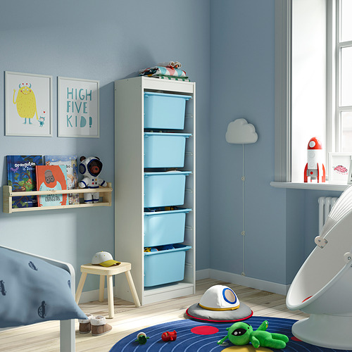 Habitación para niños con almacenamiento de juguetes y libros TROFAST azul, marco blanco, estante de pared, arte de monstruos.