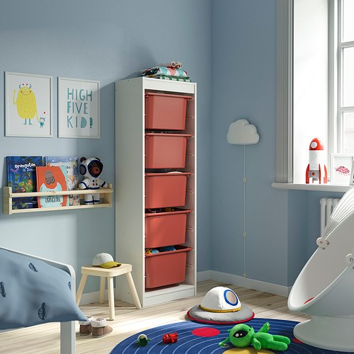 Habitación infantil con almacenaje rojo TROFAST, paredes azul claro, muebles blancos, decoración con temática espacial y juguetes.