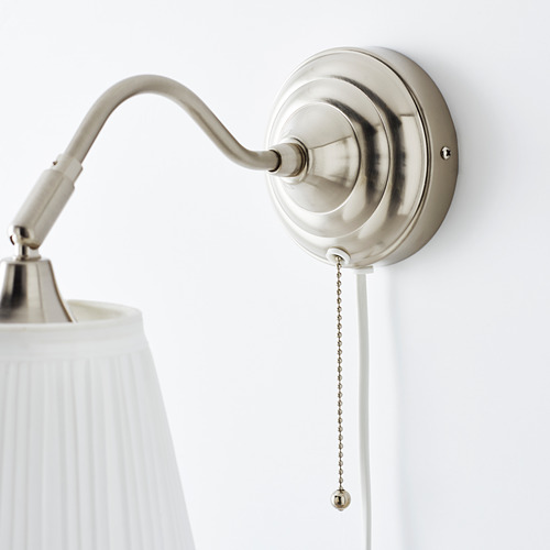 Moderna lámpara de pared con brazo ajustable, pantalla blanca e interruptor de cadena. Acabado de alta calidad.