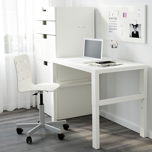 Un escritorio blanco minimalista con un portátil y una silla. Altura ajustable y gestión de cables, ideal para cualquier espacio de trabajo.