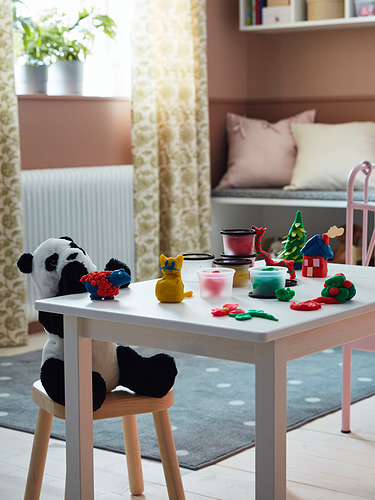 Mesa infantil con masa MÅLA de colores. Panda, gato y juguetes. Habitación luminosa con cortinas.