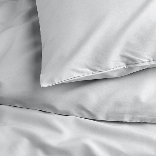 Ropa de cama nítida, lisa, de color gris claro. Tejido de alta calidad con acabado antiarrugas.