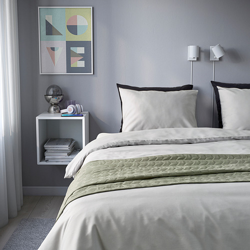 Moderno dormitorio gris con juego de edredón PILTANDVINGE, almohadas cuadradas, arte de pared, mesita de noche flotante y luces.