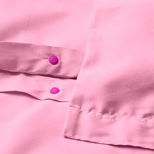Primer plano de una funda nórdica rosa con cierre de botón en el puño.