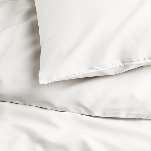 Juego de cama blanco nítido y limpio. Materiales de alta calidad, acabado liso. Muestra funda de almohada y funda nórdica.