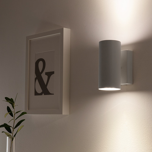 Luminaria de pared con brillo hacia abajo y reflexión de la luz hacia arriba.