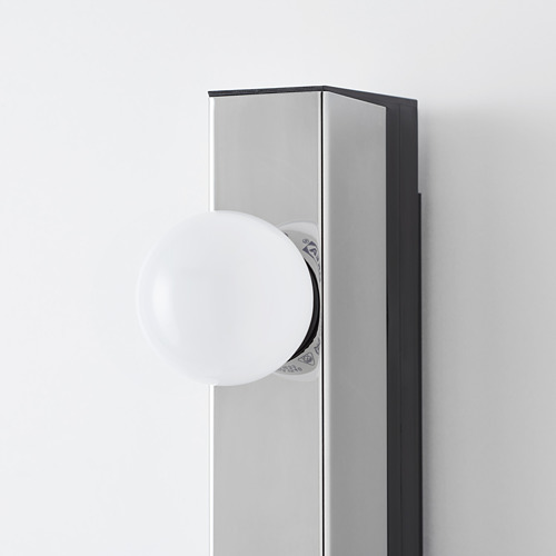 Moderna lámpara de pared con difusor redondo blanco, montado en un elegante poste metálico. Diseño elegante y minimalista, ideal para una iluminación brillante y sin deslumbramiento.