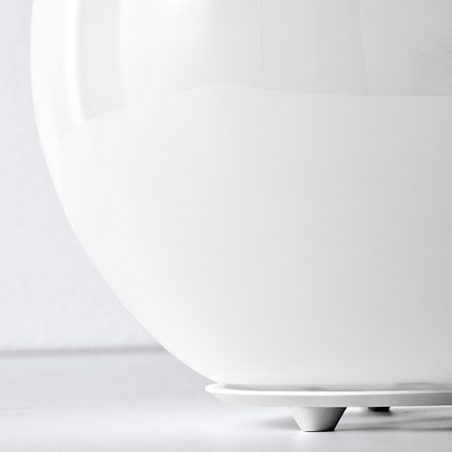 Lámpara de mesa moderna en blanco y negro. Elegante pantalla en forma de globo, superficie lisa. Base de material mate, integrada a la perfección.