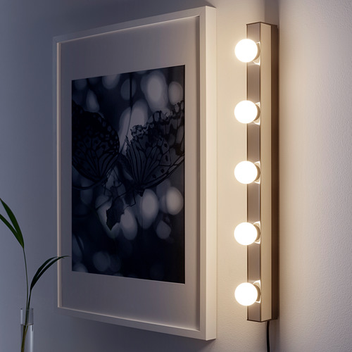 Lámpara de pared junto a la imagen, varias bombillas ofrecen una luz brillante y difusa para el dormitorio o el espejo.