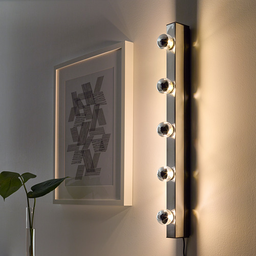 Lámpara de pared moderna con cuatro bombillas de globo, ideal para espejos en dormitorios o pasillos.