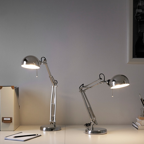 Dos lámparas FORSÅ sobre escritorio, una más alta, ambas ajustables. Diseño clásico moderno.