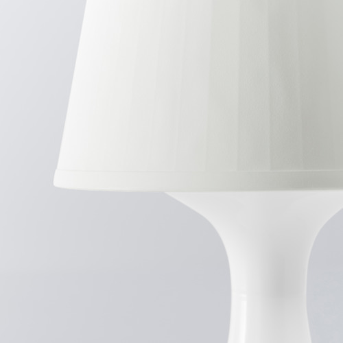 Lámpara blanca moderna con un diseño elegante y curvo. Estilo minimalista, ideal para la decoración contemporánea.