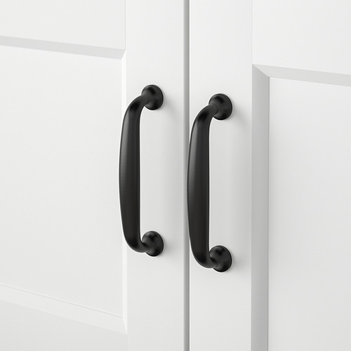 Dos manijas negras en puertas de armarios blancas. Acabado liso, diseño elegante, estética moderna.
