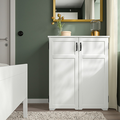 Mueble GREÅKER blanco de 2 puertas, encimera, jarrón, lámpara, espejo, acogedor dormitorio.