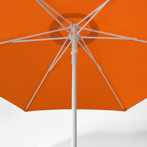 Paraguas de exterior de color naranja brillante con nervaduras y mango de metal blanco, abierto contra la pared blanca. Muestra un diseño duradero y de alta calidad.