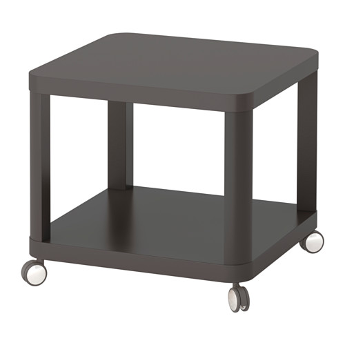 Mesa auxiliar rodante cuadrada negra sobre cuatro ruedas, diseño moderno, fácil de mover.