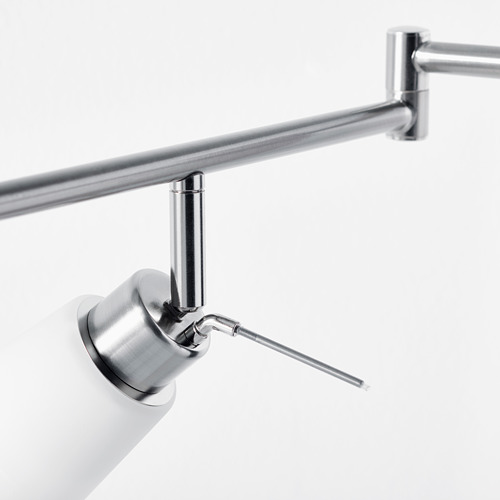 Elegante plafón metálico con riel niquelado ajustable, que demuestra un acabado de alta calidad y un diseño duradero.