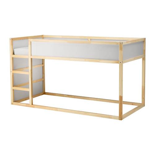 Una litera de madera ligera KURA de ikea en acabado natural, diseñada para los niños.