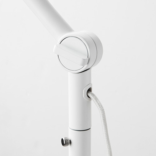 Primer plano de la elegante junta de la lámpara, elegante acabado blanco, diseño ajustable, estética moderna.