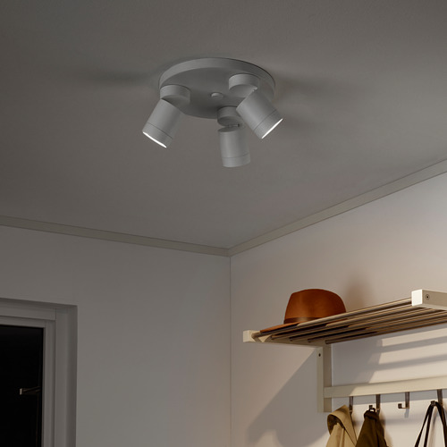 Moderna lámpara de techo ajustable con 3 focos para una iluminación y decoración enfocadas.