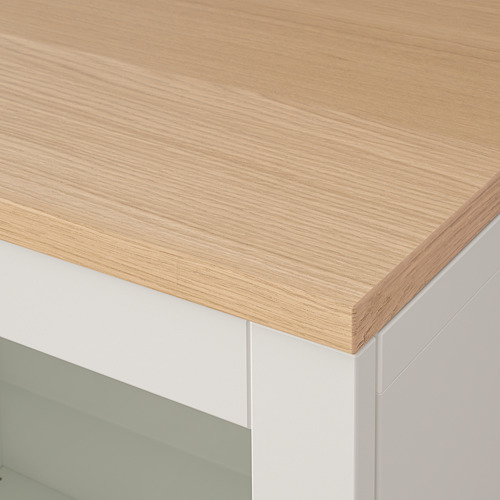 Superficie de madera clara sobre elegantes muebles blancos; Acabado liso y pulido.