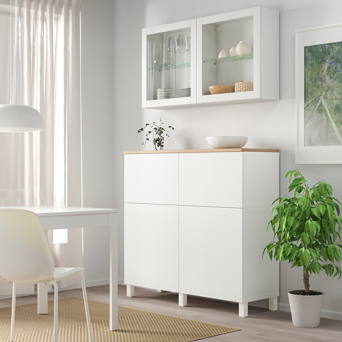 Almacenamiento moderno BESTÅ con puertas de vidrio, espacios abiertos y cerrados, diseño limpio.