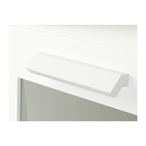Estante blanco minimalista sobre superficie reflectante. Diseño moderno, bordes limpios.