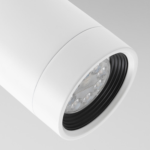 Lámpara de techo moderna con un elegante diseño blanco y focos ajustables para una iluminación focalizada.