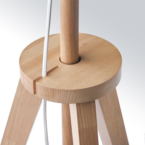 Lámpara trípode con base de madera, tapa circular, cordón blanco que atraviesa el centro, elaborada con detalles y acabados visibles.