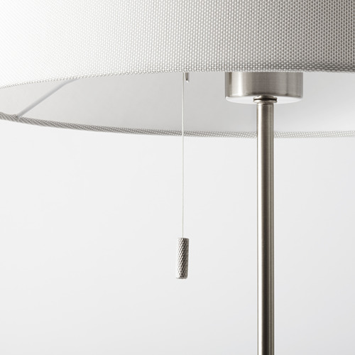 Lámpara de pie moderna con altura ajustable, con un elegante diseño metálico y pantalla textil blanca, lo que garantiza durabilidad y una iluminación elegante.
