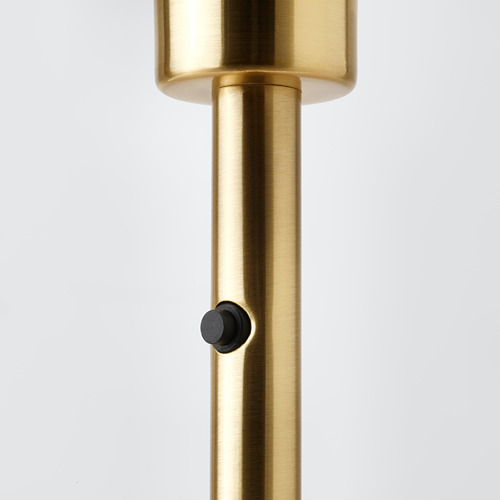 Lámpara de pie dorada de diseño elegante, con base cilíndrica e interruptor negro. Acabado de alta calidad, aspecto elegante y moderno.