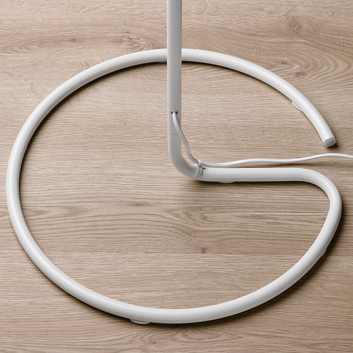 Base de lámpara de pie moderna. Confeccionado en metal blanco suave y minimalista, formando un diseño elegante y circular. Se complementa fácilmente con la decoración contemporánea.