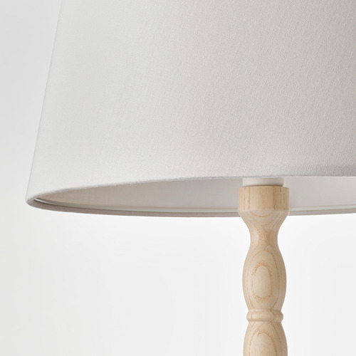 Lámpara minimalista con pantalla blanca y base de madera natural. Elaborado con cuidado, luciendo finos detalles.