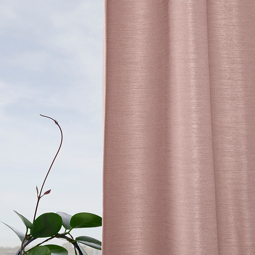 Cortinas rosas transparentes con tela que bloquea la luz cuelgan de una ventana, enmarcando las hojas verdes de una planta.